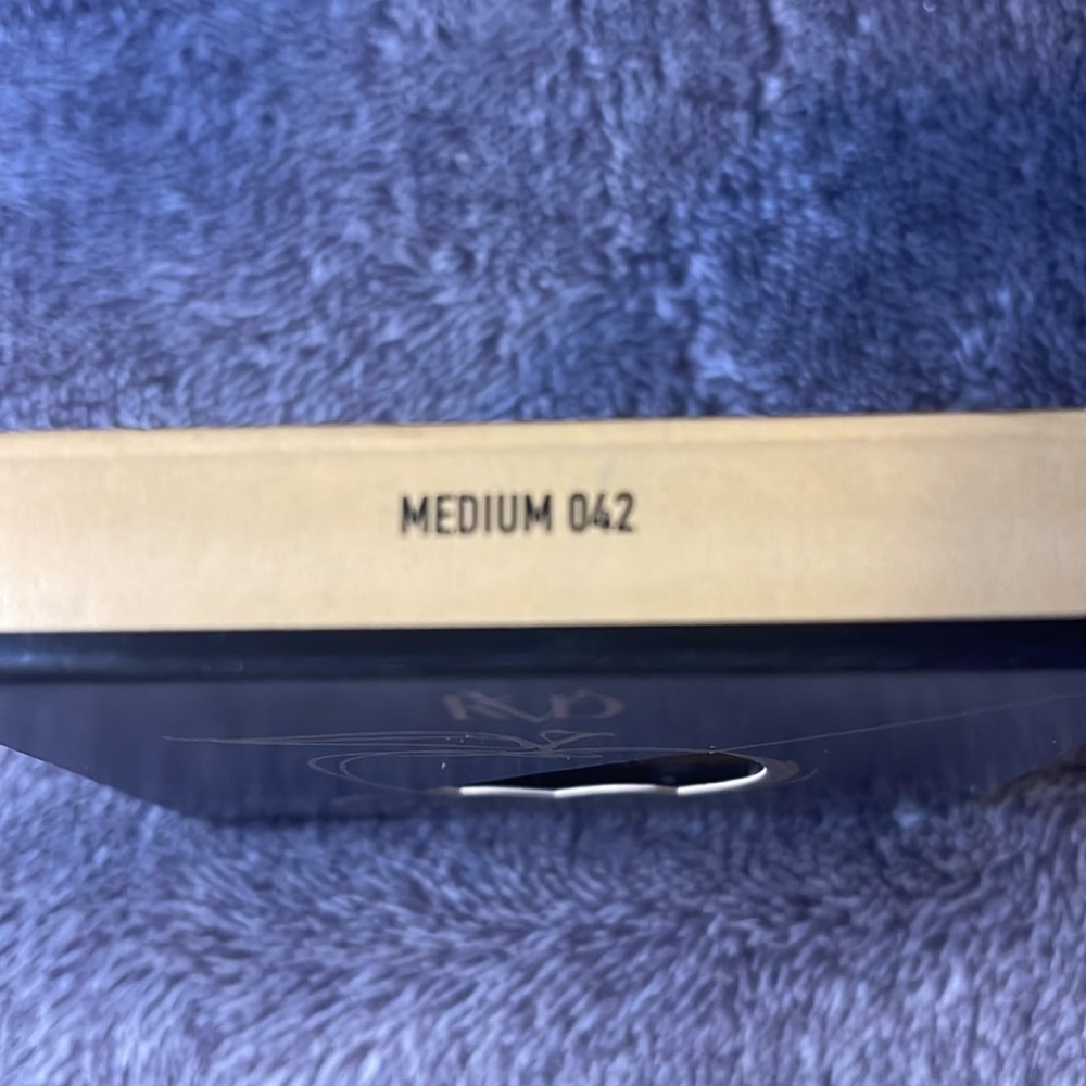 KVD Medium 042 Good Apple Lightweight Full-Coverage Cream Foundation Balm - Picture 4 of 7